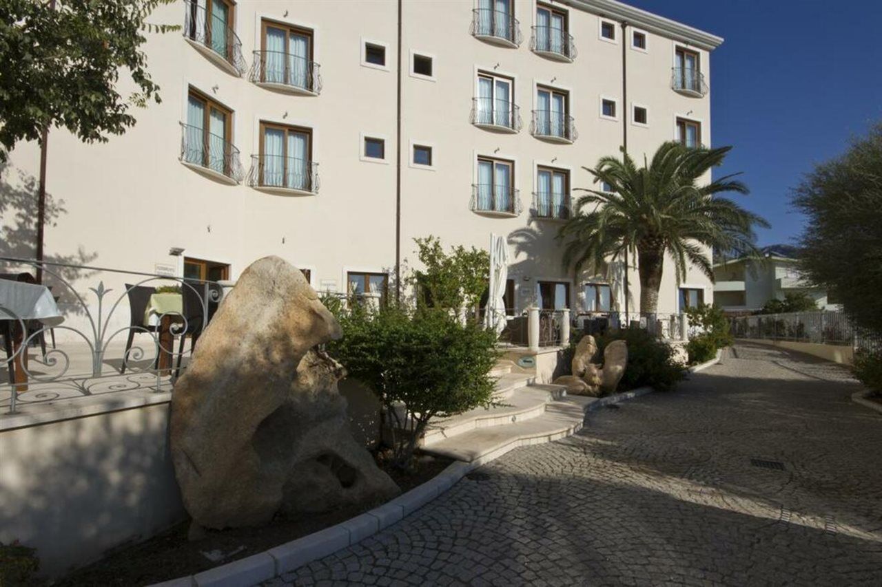 Hotel Brancamaria Cala Gonone Exterior foto